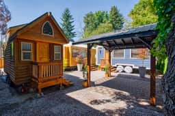 SE 24th Compound (3324)
