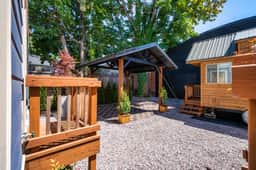 SE 24th Compound (3324)