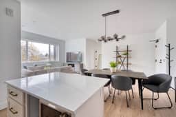 N Vancouver 301 & 302 (4980) - Image 3