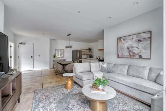 N Vancouver 102 (4980) - Image 1