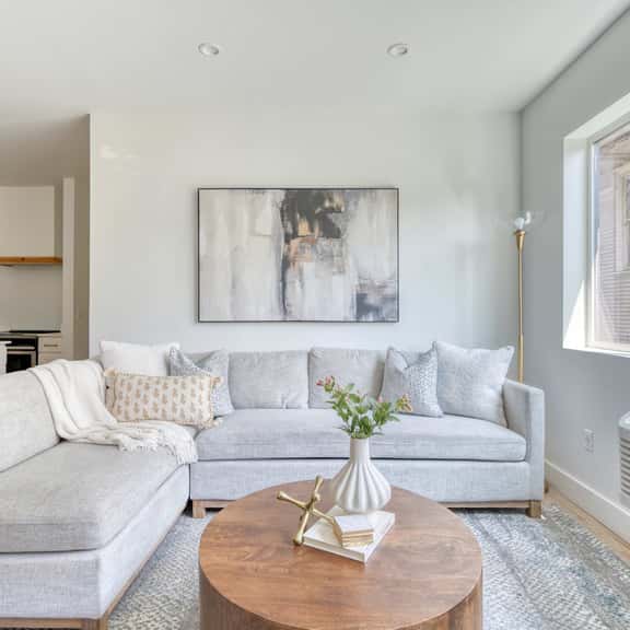 N Vancouver 202 (4980) - Image 1