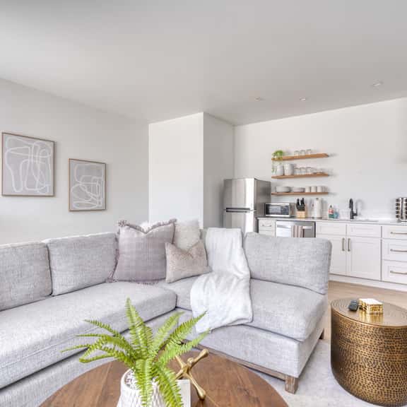 N Vancouver 201 (4980) - Image 1