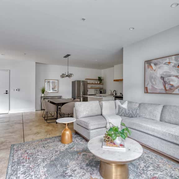 N Vancouver 102 (4980) - Image 1