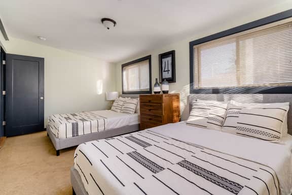 SE 25th [Towers] 3 (1426)