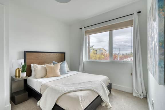 N Vancouver 301 (4980) - Image 4