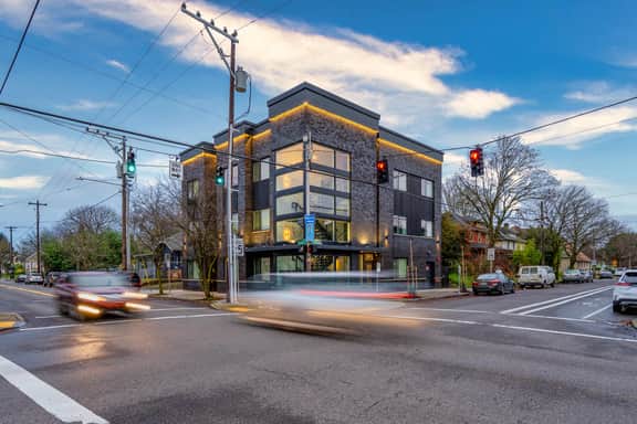 N Vancouver 101 (4980) - Image 5
