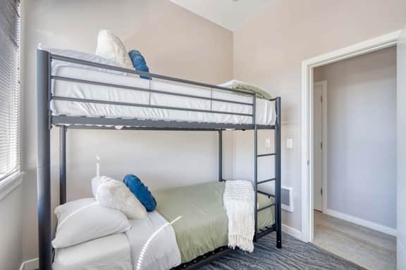 SE 19th [Asylum] 305 (1428) - Image 5