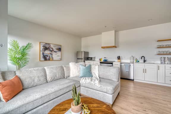 N Vancouver 301 & 302 (4980) - Image 2