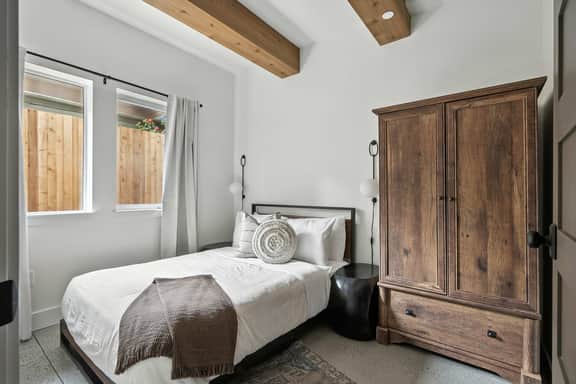 NE 23rd E (925) - Image 5
