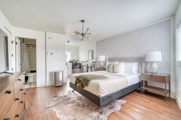 SE Milwaukie 6 (4335) - Image 1