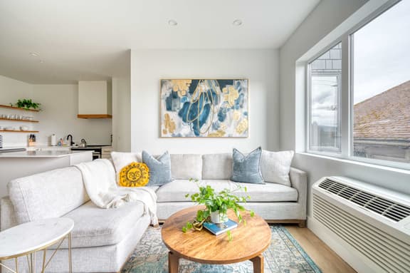 N Vancouver 302 (4980) - Image 1